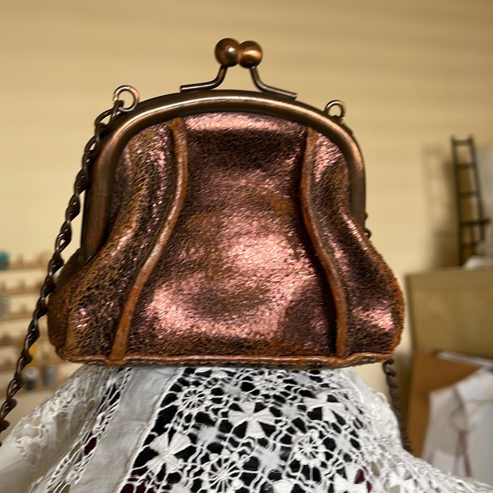 Kisslock Distressed Bronze Leather & Chain 👛